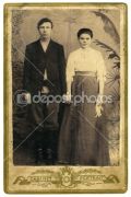 dep_2519237-Antique-family-photo